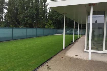 Bigger view of Aanleg graszoden en plasitor afsluiting met gaasdoek