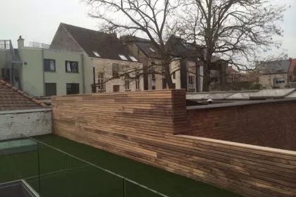 Bigger view of Kunstgras en gevelafwerking in padouk