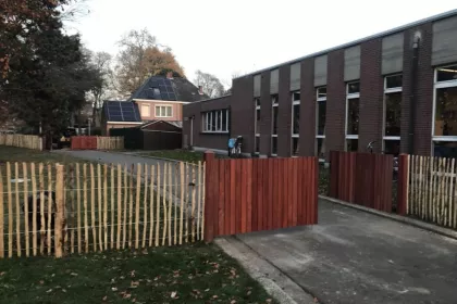 Bigger view of Padouk poorten en kastanje traliewerk