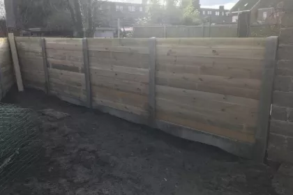 Bigger view of Beton gleufpalen met massieve grenen planchettes